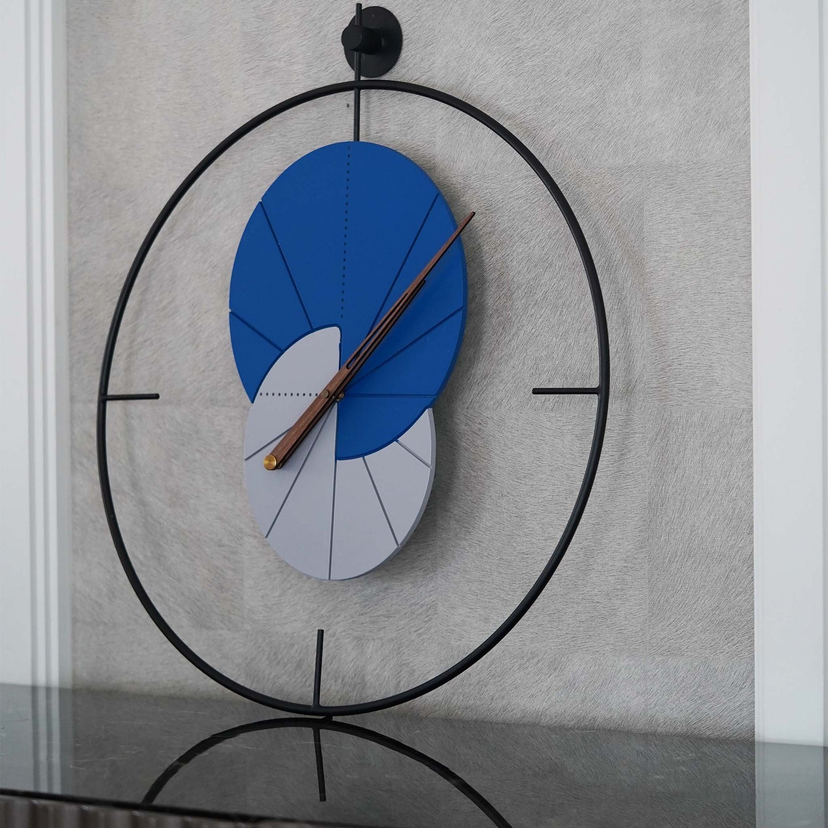 Sophisticated Minimalist Metal Wall Clock - Wall Clock at Nestern